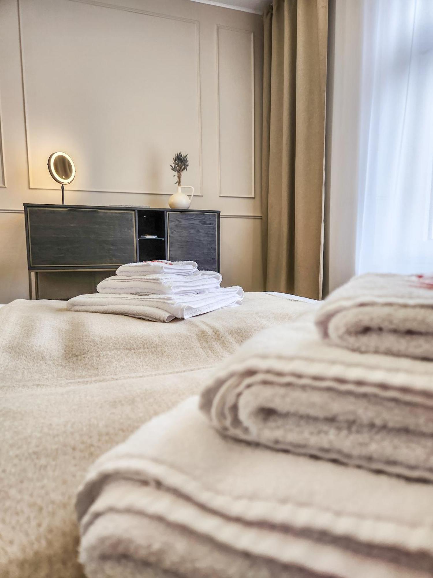 Geli Homes L1 - 2X Zimmer, 2X Kingsize Bett, 1 Bis 4 Personen, Parkplatz, Tv, Wifi, Top Kueche, Kaffee, Tee Lünen Buitenkant foto