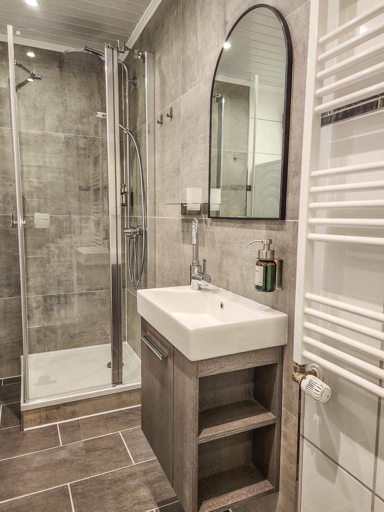Geli Homes L1 - 2X Zimmer, 2X Kingsize Bett, 1 Bis 4 Personen, Parkplatz, Tv, Wifi, Top Kueche, Kaffee, Tee Lünen Buitenkant foto